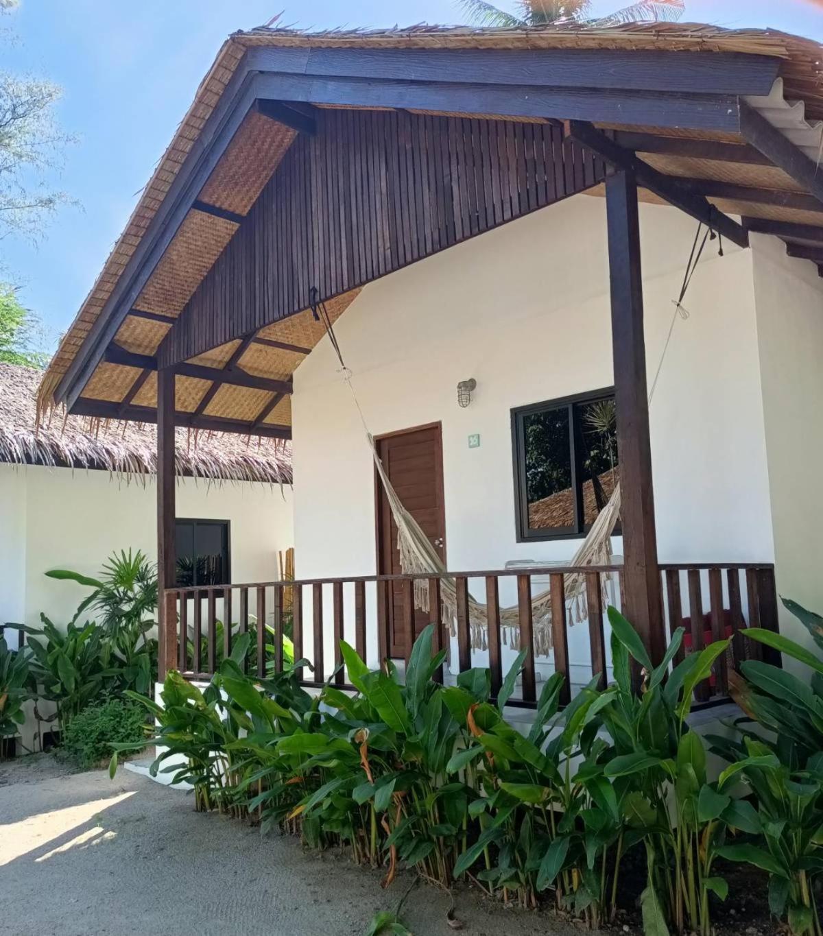 Sarana Bungalows (Adults Only) Baan Tai Esterno foto