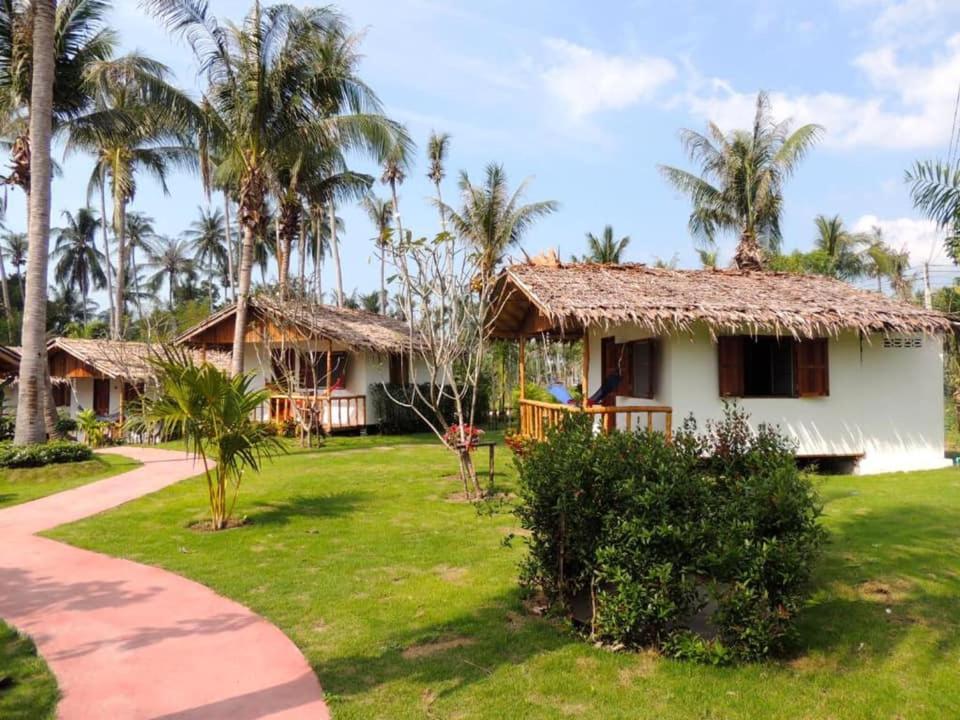 Sarana Bungalows (Adults Only) Baan Tai Esterno foto