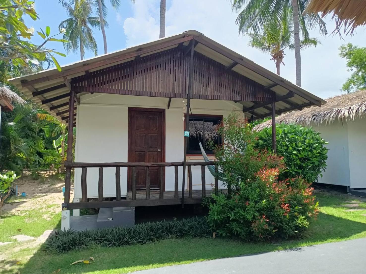 Sarana Bungalows (Adults Only) Baan Tai Esterno foto
