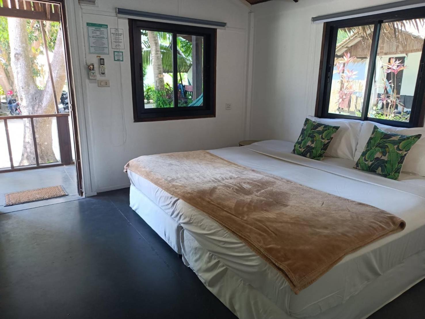 Sarana Bungalows (Adults Only) Baan Tai Esterno foto